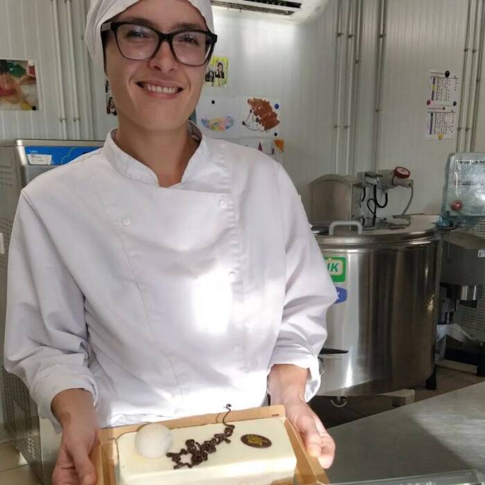 Anne-Lise présente la bûche Saveurs d'Automne