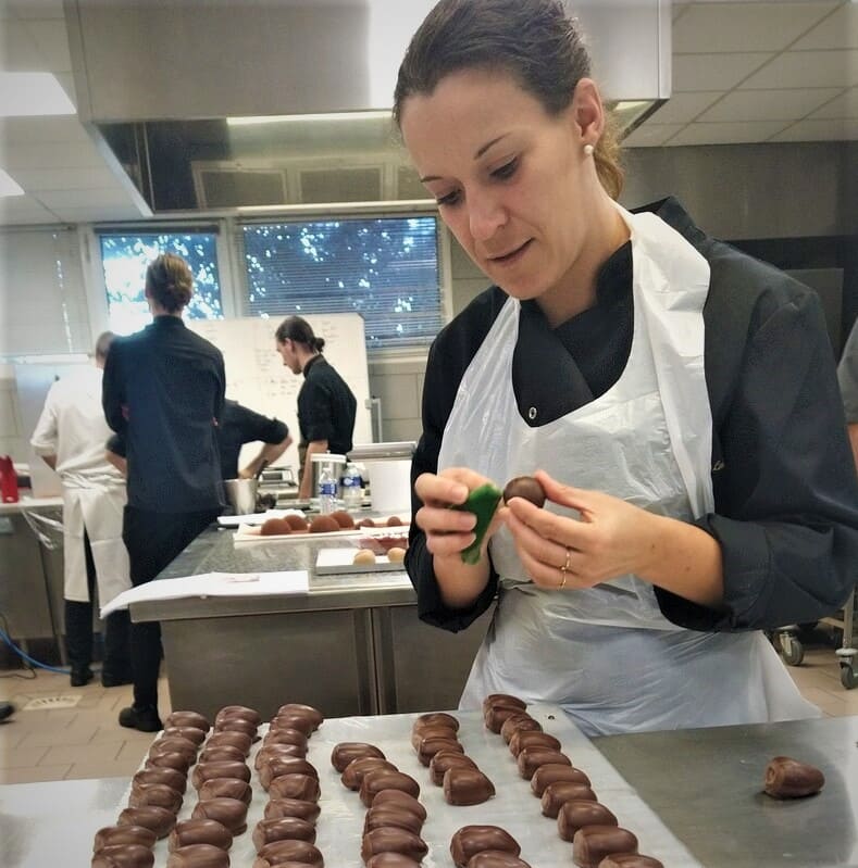 Mathilde se forme à l'Art de la Chocolaterie