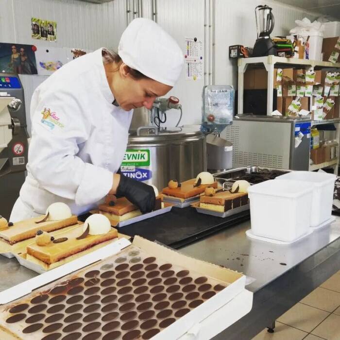 Bûches glacées et décors en chocolat maison